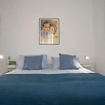 Bright And Comfy In A Beautiful Contemporary