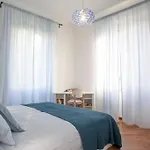 Bright And Comfy In A Beautiful Contemporary Apartamento