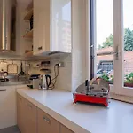 Bright And Comfy In A Beautiful Contemporary *