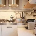 Bright And Comfy In A Beautiful Contemporary Apartamento