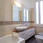 Bright And Comfy In A Beautiful Contemporary Apartamento *