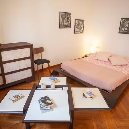 Bright And Comfy In A Beautiful Contemporary Apartamento