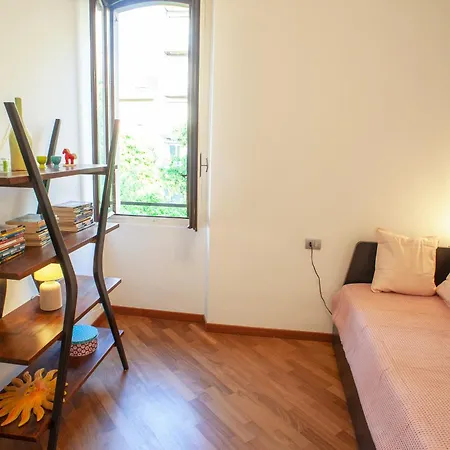 アパート Bright And Comfy In A Beautiful Contemporary ミラノ